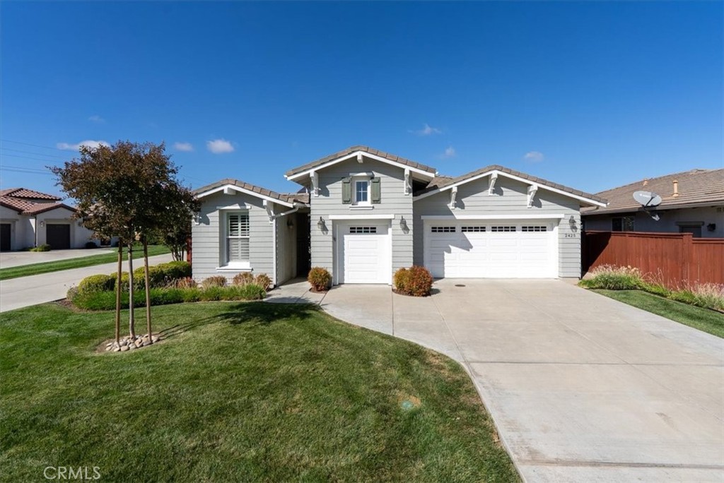 2425 Traditions Loop Paso Robles, CA 93446 - Photo 34 of 34 a front view of a house with a yard and garage