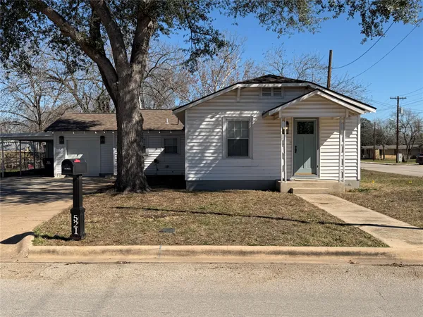 $1,700 | 521 South Oak Avenue, Luling, TX 78648