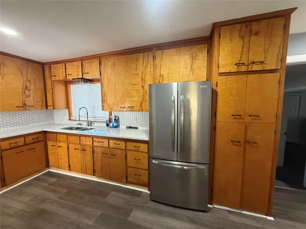 $1,700 | 521 South Oak Avenue, Luling, TX 78648