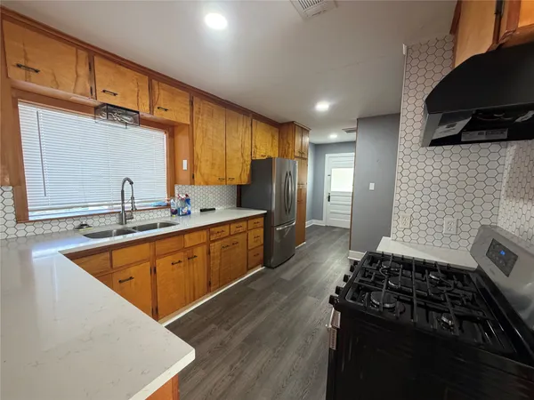 $1,700 | 521 South Oak Avenue, Luling, TX 78648