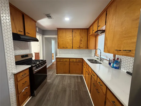 $1,700 | 521 South Oak Avenue, Luling, TX 78648