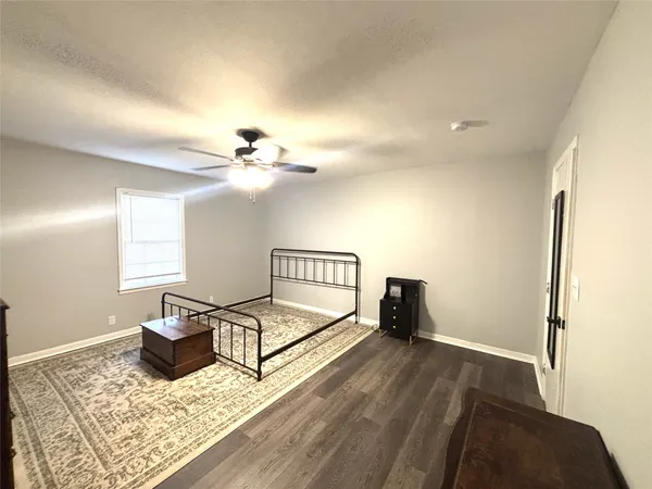 $1,700 | 521 South Oak Avenue, Luling, TX 78648