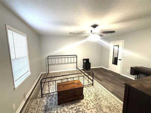 $1,700 | 521 South Oak Avenue, Luling, TX 78648