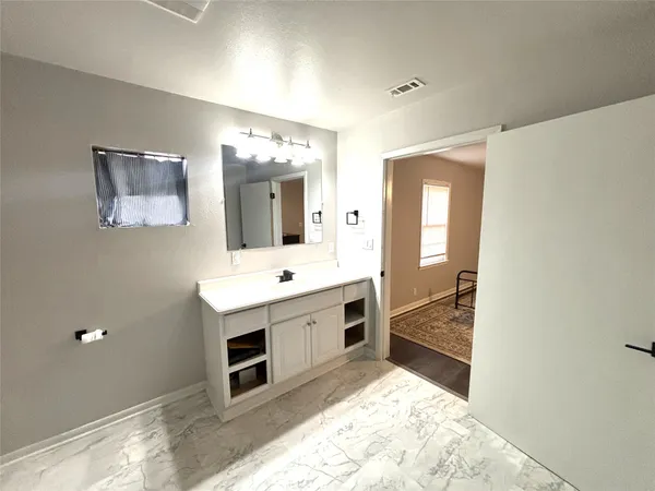 $1,700 | 521 South Oak Avenue, Luling, TX 78648