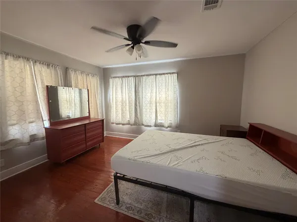 $1,700 | 521 South Oak Avenue, Luling, TX 78648