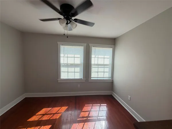 $1,700 | 521 South Oak Avenue, Luling, TX 78648