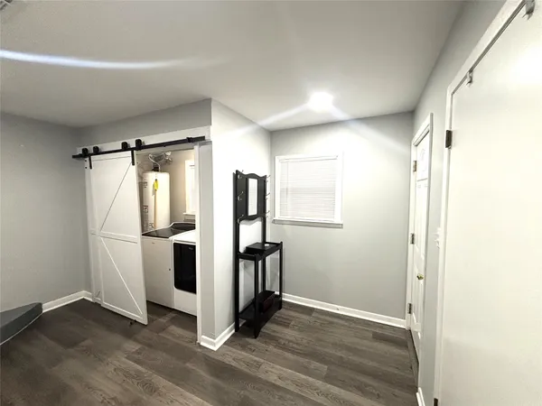 $1,700 | 521 South Oak Avenue, Luling, TX 78648