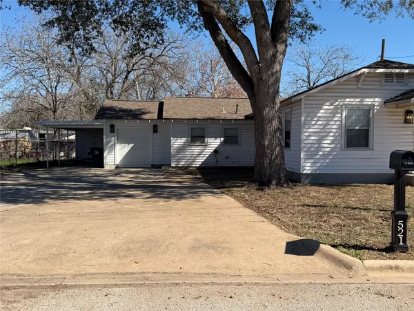 $1,700 | 521 South Oak Avenue, Luling, TX 78648