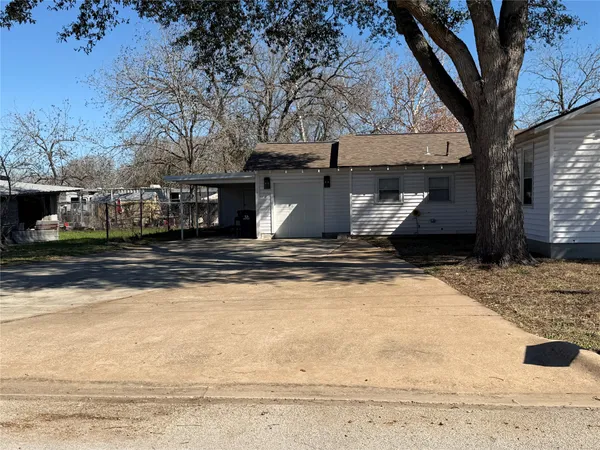 $1,700 | 521 South Oak Avenue, Luling, TX 78648