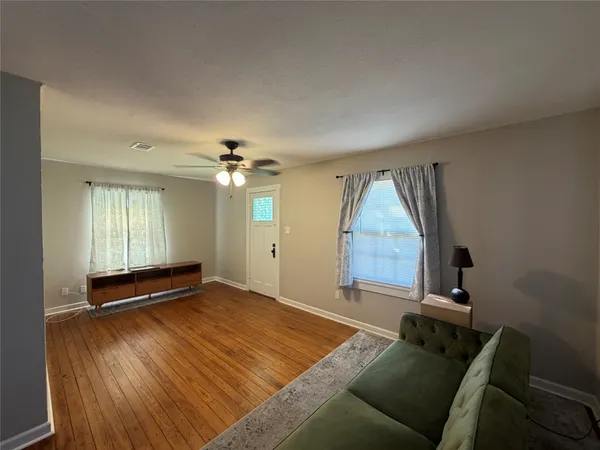 $1,700 | 521 South Oak Avenue, Luling, TX 78648