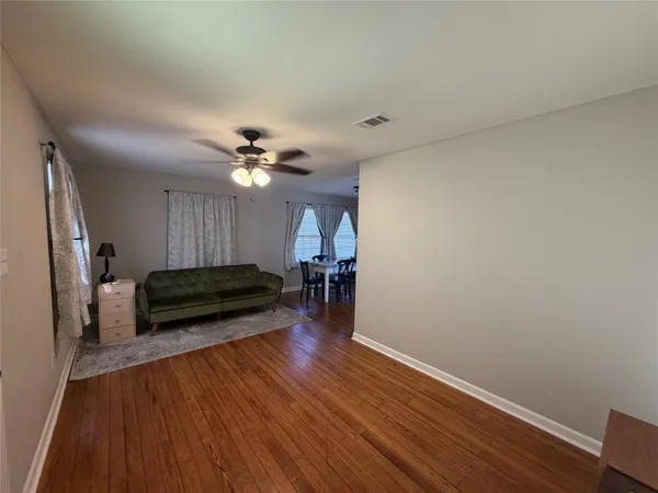 $1,700 | 521 South Oak Avenue, Luling, TX 78648