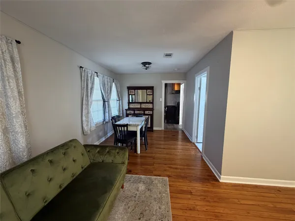 $1,700 | 521 South Oak Avenue, Luling, TX 78648