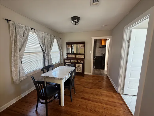 $1,700 | 521 South Oak Avenue, Luling, TX 78648