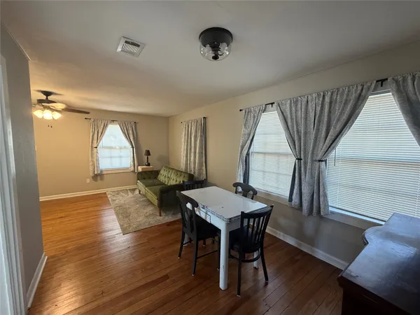 $1,700 | 521 South Oak Avenue, Luling, TX 78648