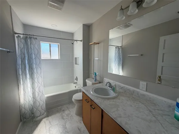 $1,700 | 521 South Oak Avenue, Luling, TX 78648