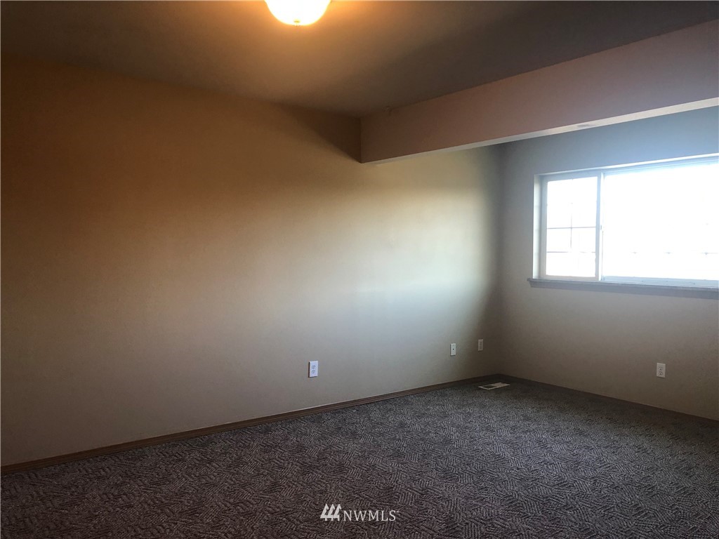 2731 Russell Road Centralia, WA 98531 - Photo 12 of 21