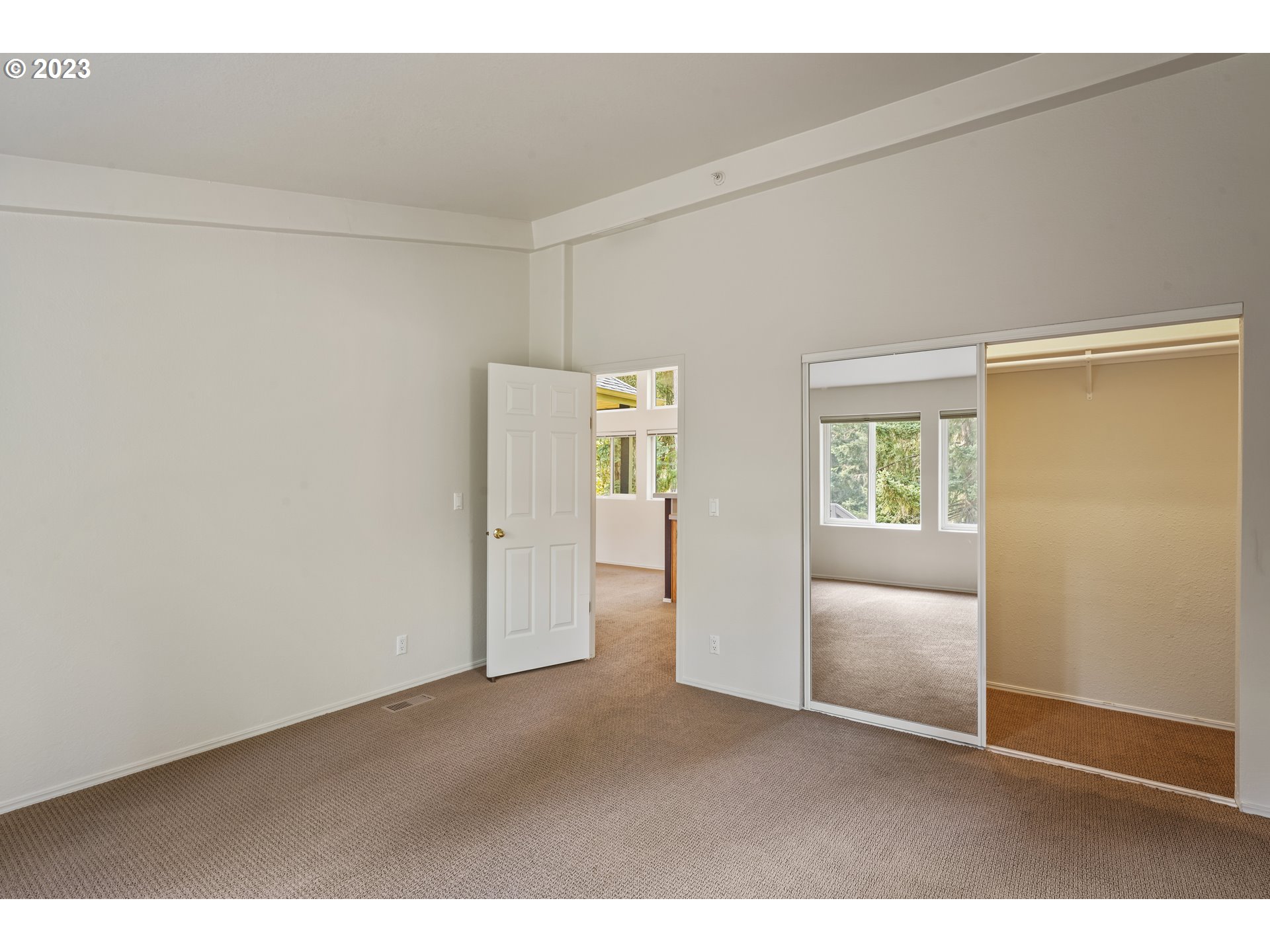 31861 Owl Road Eugene, OR 97405 - Photo 18 of 38 an empty room with windows