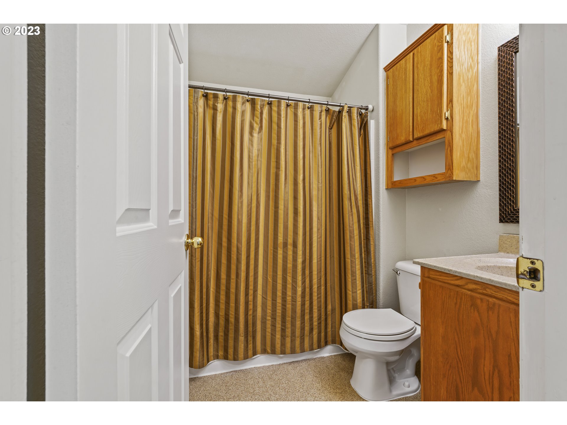 31861 Owl Road Eugene, OR 97405 - Photo 29 of 38 a bathroom with a toilet a sink and bathtub