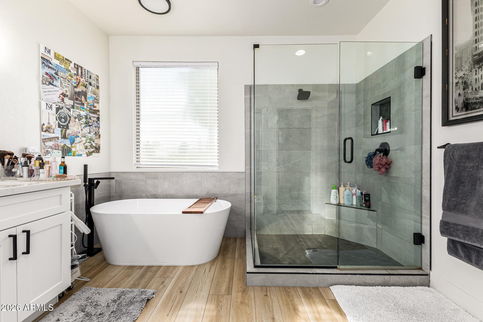 2707 West Lamar Road Phoenix, AZ 85017 - Photo 26 of 50 a bathroom with a bathtub and a shower