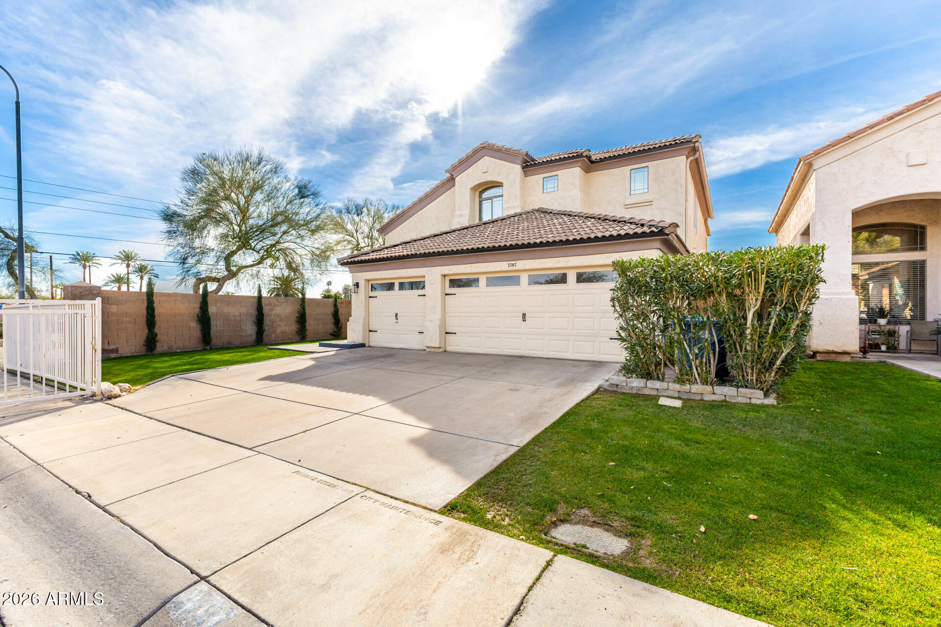 2707 West Lamar Road Phoenix, AZ 85017 - Photo 5 of 50 a front view of a house with a garden