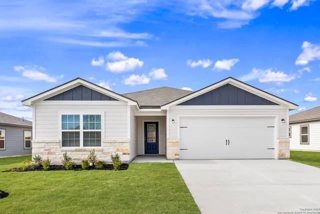 $319,900 | 16024 Stratford Cove, Lytle, TX 78052