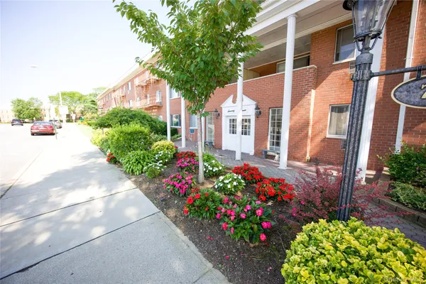 $2,450 | 77 South Park Avenue, Unit A11, Rockville Centre, NY 11570