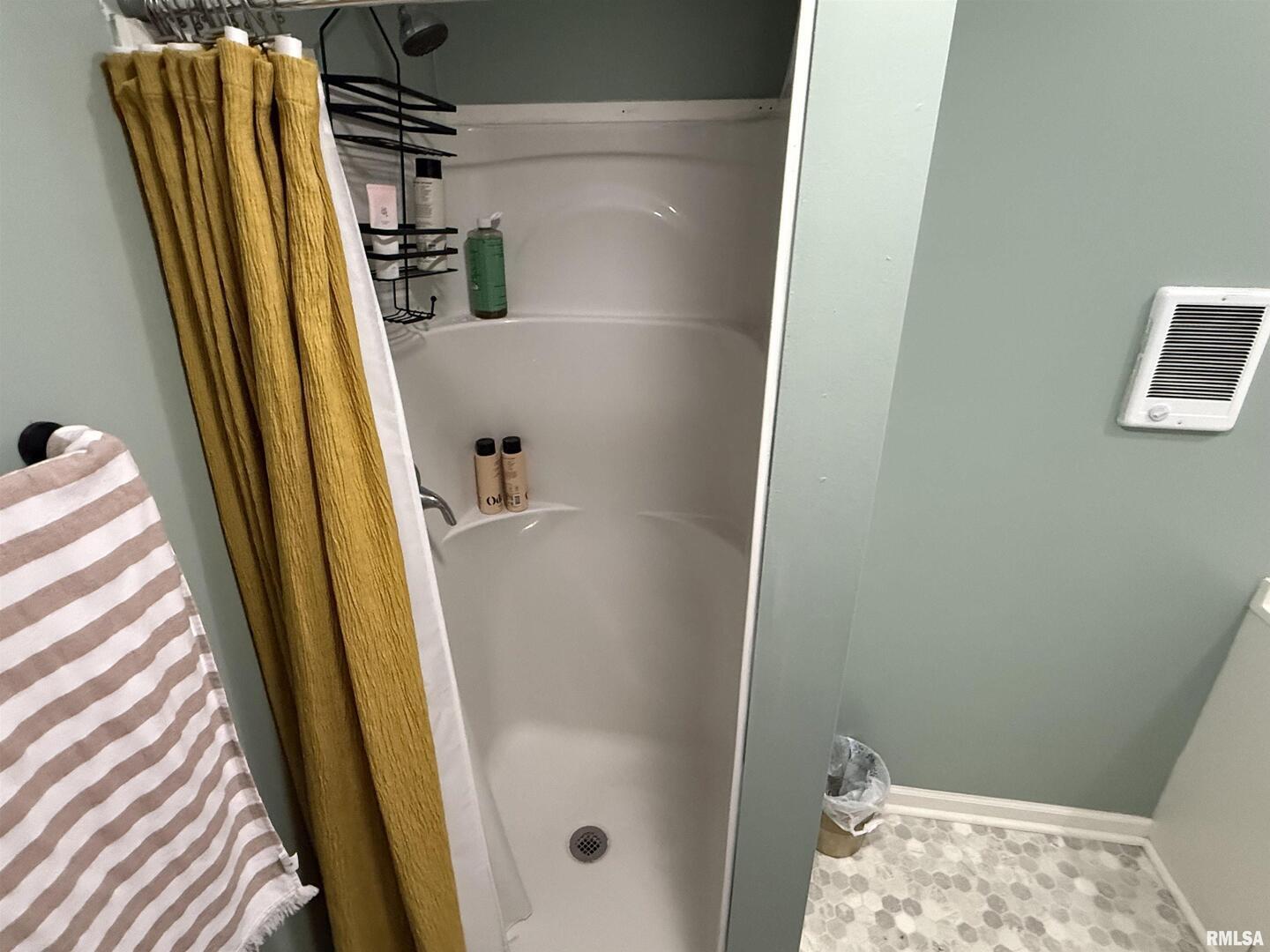 1100 Catherine Street Metropolis, IL 62960 - Photo 20 of 64 a bathroom with a bathtub and shower