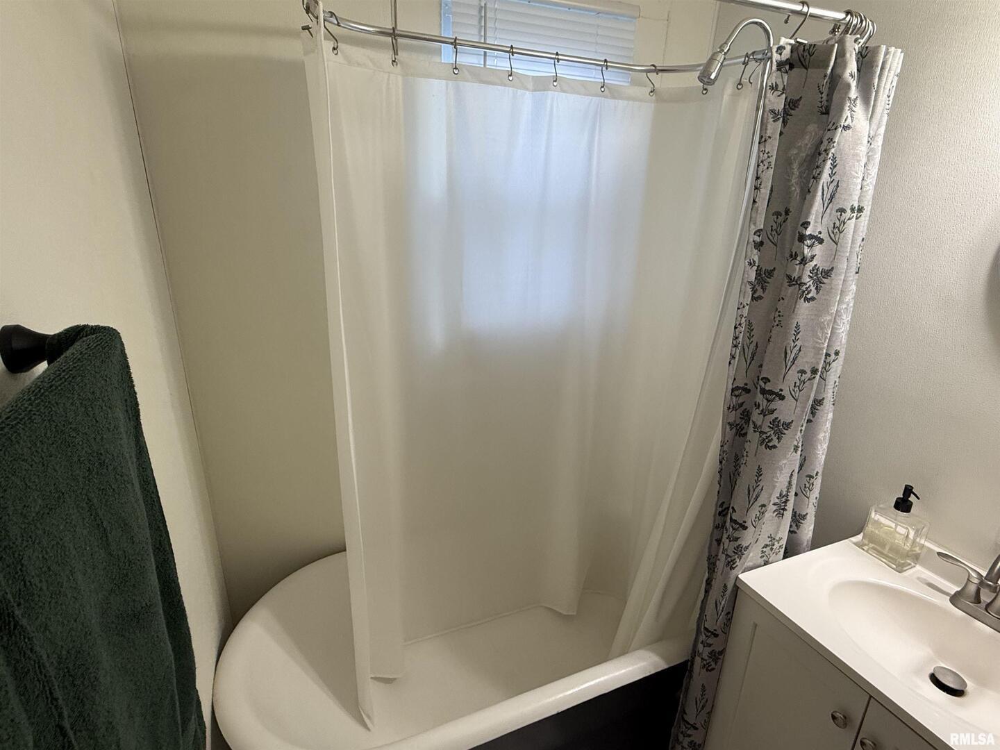 1100 Catherine Street Metropolis, IL 62960 - Photo 36 of 64 a bathroom with a shower and a sink