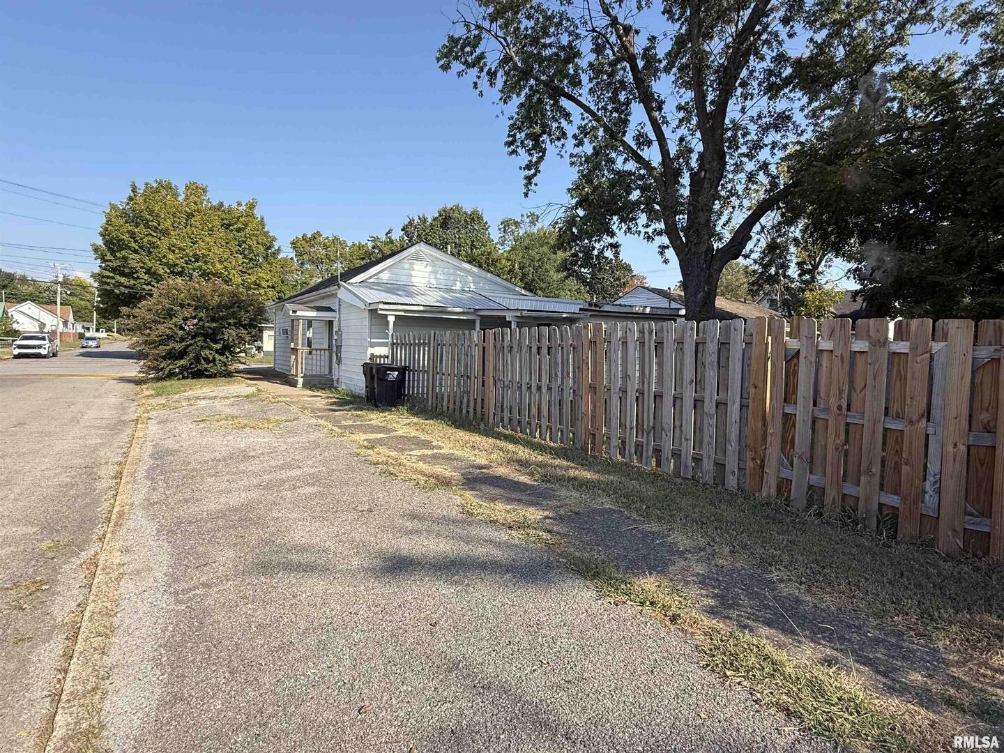 1100 Catherine Street Metropolis, IL 62960 - Photo 61 of 64 a view of a house with wooden fence and a large tree