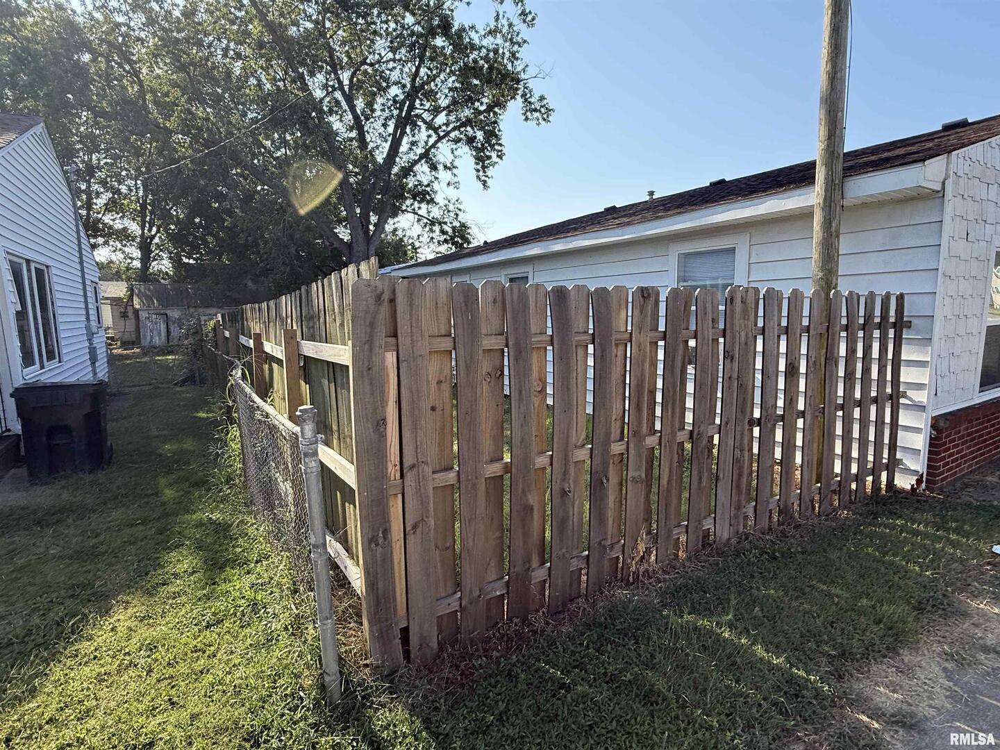 1100 Catherine Street Metropolis, IL 62960 - Photo 63 of 64 a view of a backyard with wooden fence