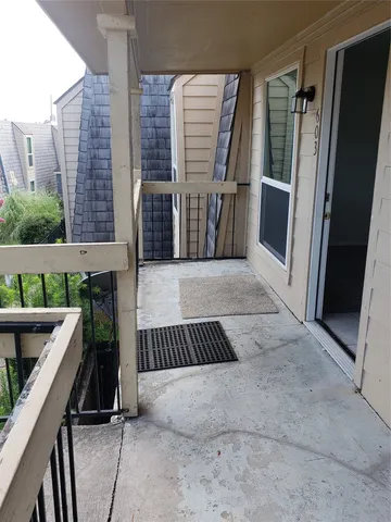 a view of entryway and patio