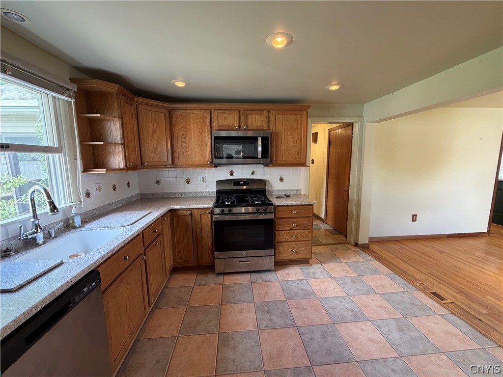 108 Castle Road Clay, NY 13212 - Photo 11 of 48