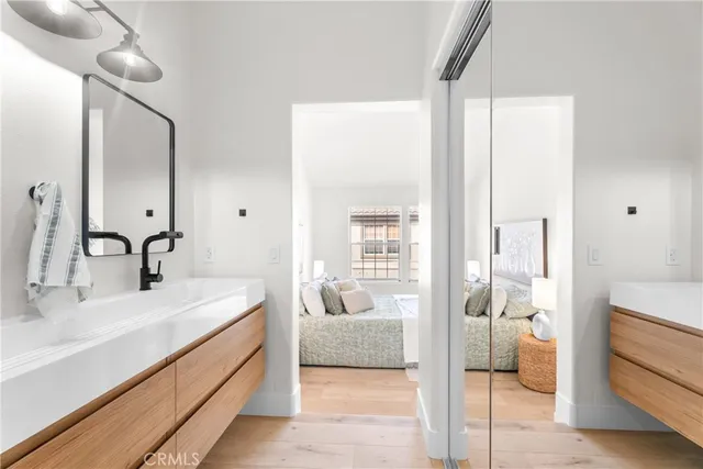 a en suite bathroom with a double vanity sink and a mirror