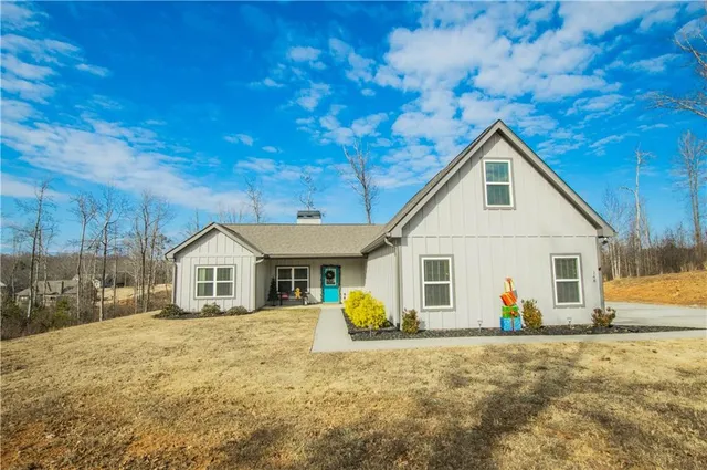 a view of a house with a yard