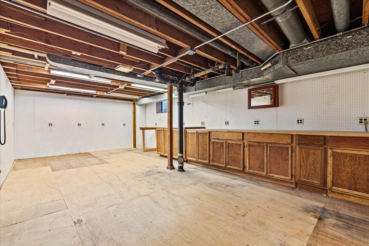 610 Warwick Road Deerfield, IL 60015 - Photo 16 of 22 a view of a room with gym equipment