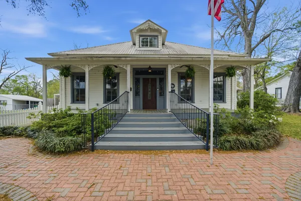 $850,000 | 705 College Street, Montgomery, TX 77356