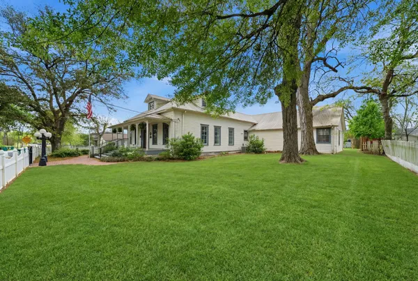 $850,000 | 705 College Street, Montgomery, TX 77356