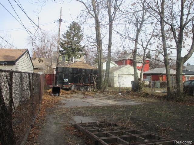 13 Forest Street River Rouge, MI 48218 - Photo 4 of 17 4-Yard.jpg