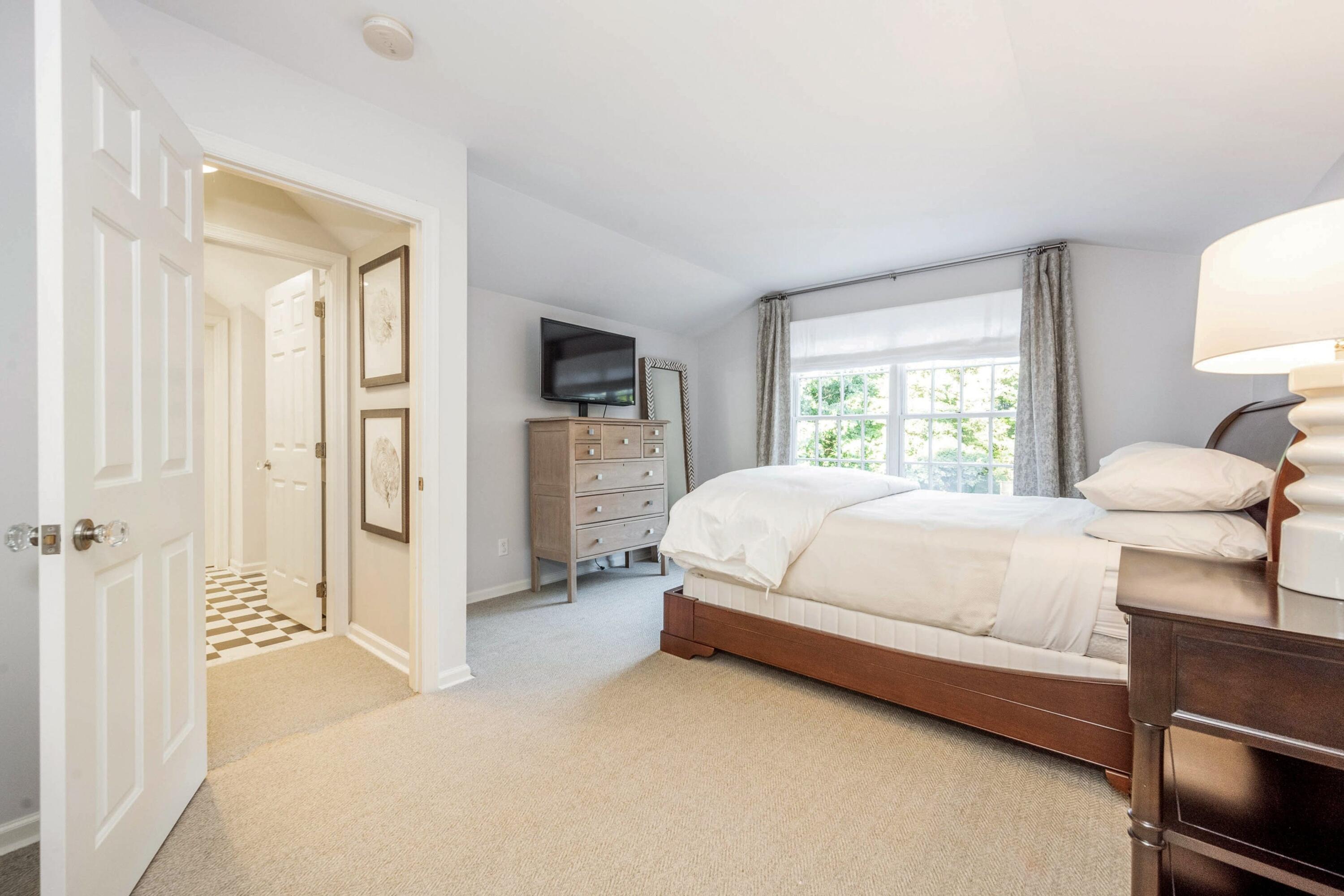 41 Delafield Island Road Darien, CT 06820 - Photo 23 of 30 a bedroom with a bed and a lamp