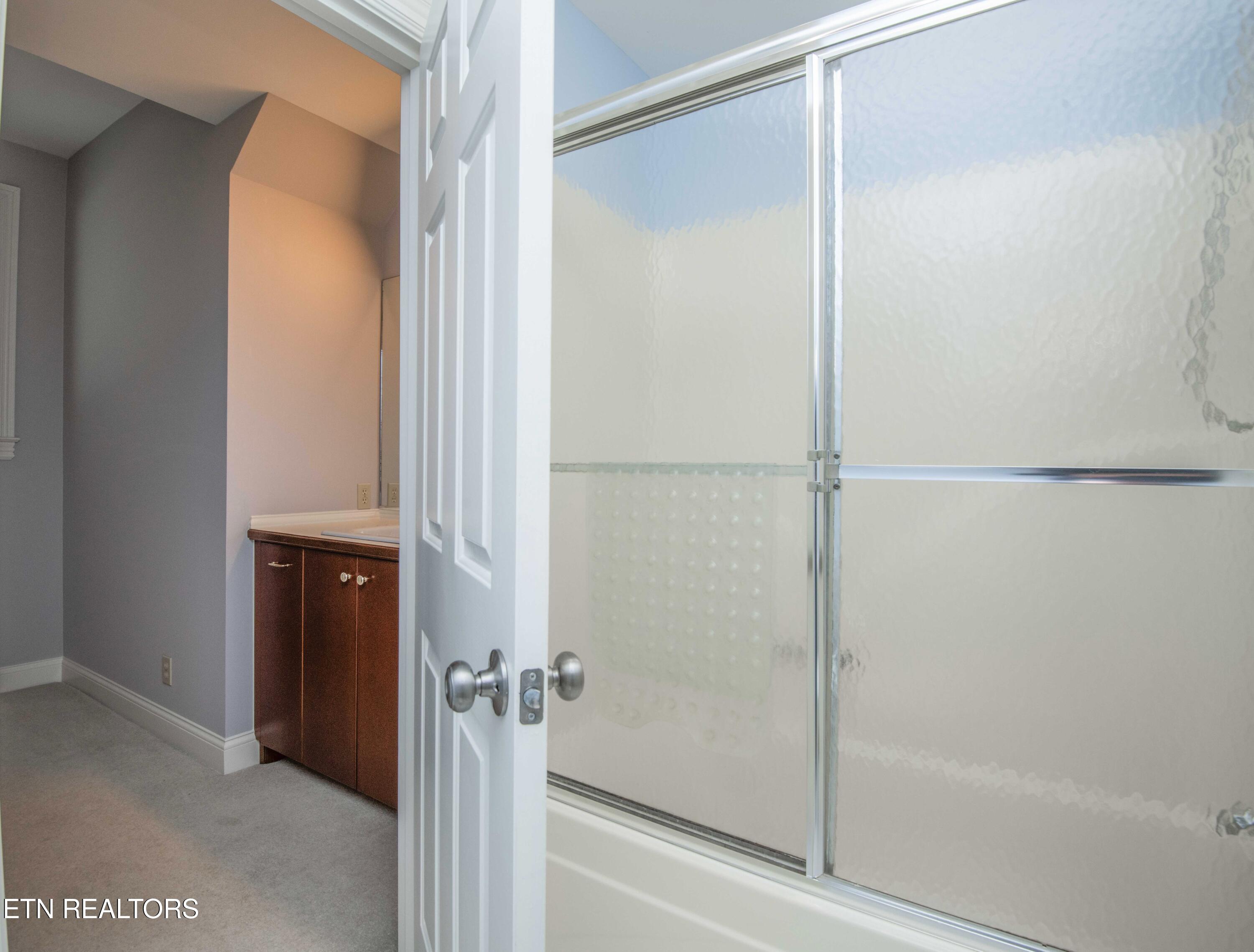 197 Whippoorwill Drive Oak Ridge, TN 37830 - Photo 25 of 40 2ND FLOOR FULL BATH
