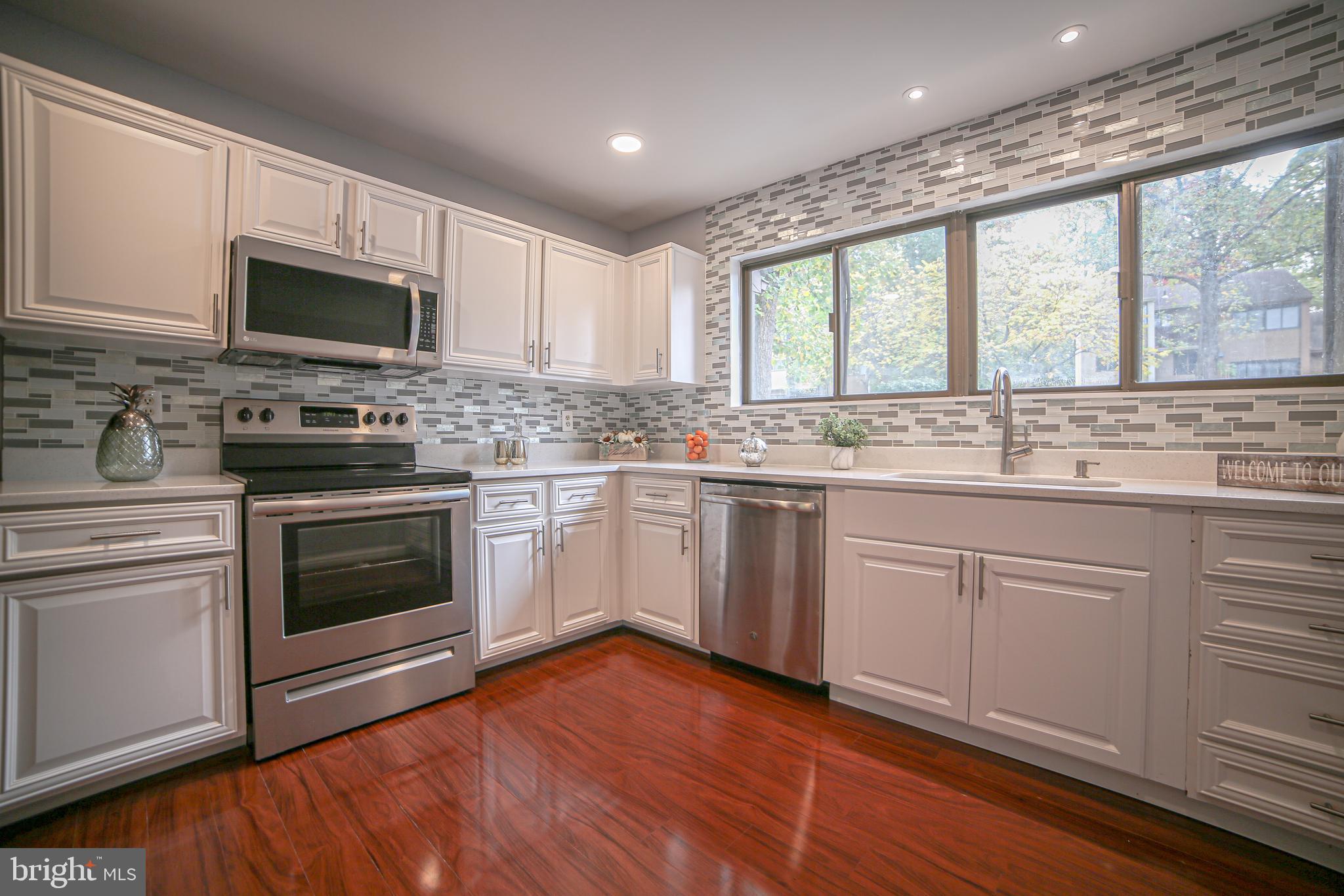 1818 Old Post Terrace Woodbridge, VA 22191 - Photo 4 of 33 Ceramic tile back splash, granite counter tops