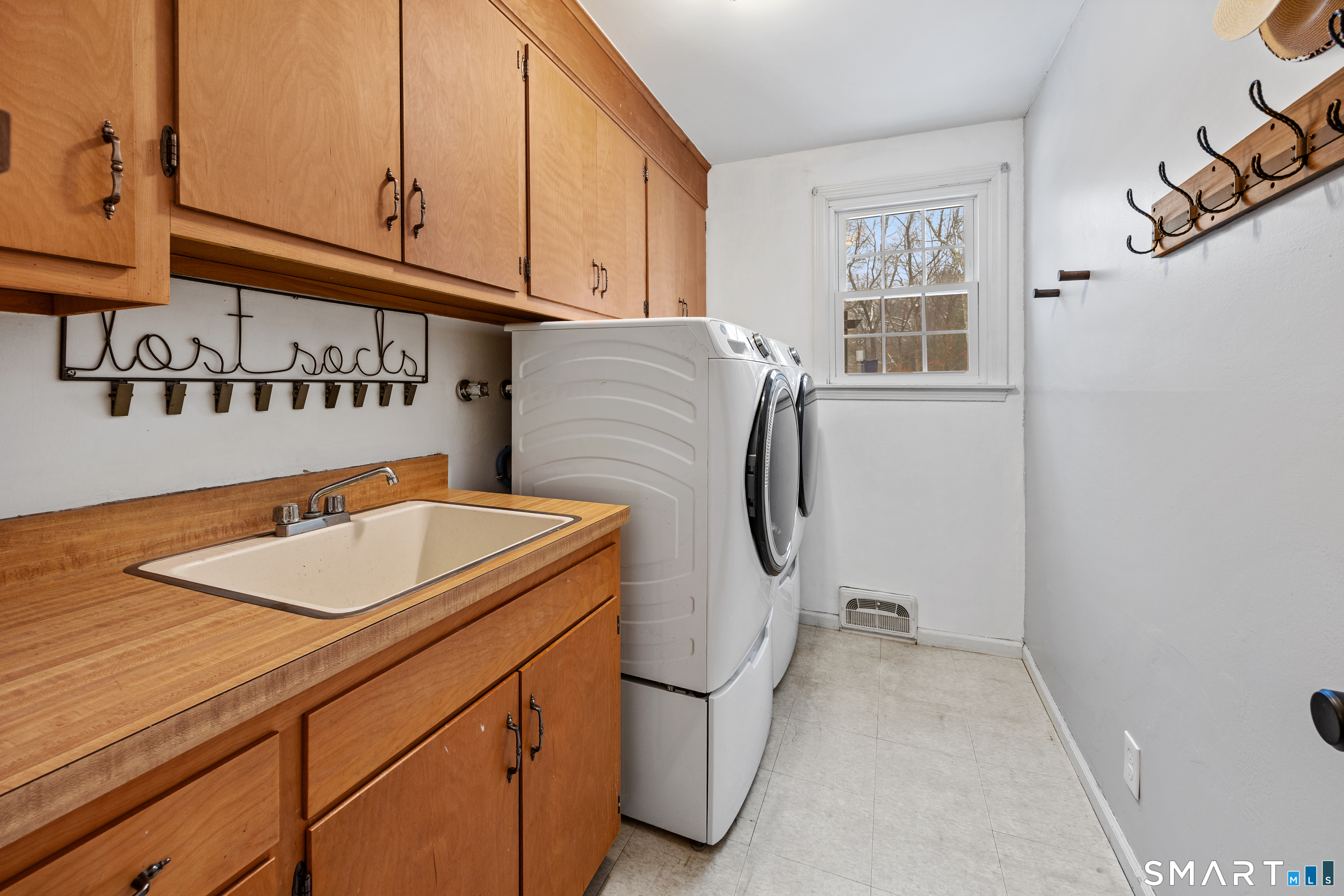 5 Crosswood Road Farmington, CT 06032 - Photo 6 of 40 a utility room with dryer and washer