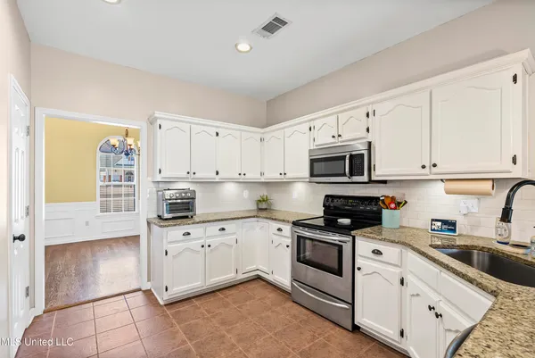 $379,900 | 114 Leslie Drive, Senatobia, MS 38668