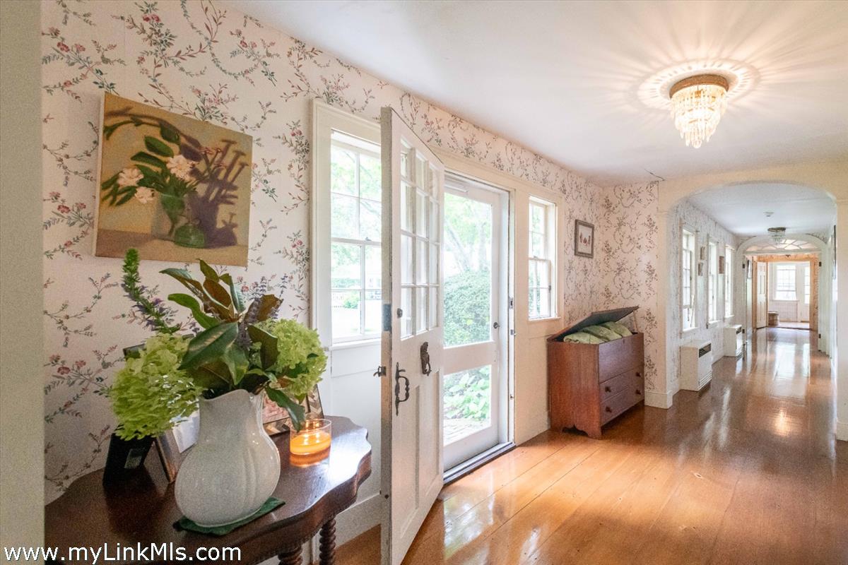 20 Main Street Nantucket, MA 02554 - Photo 11 of 33 a living room with furniture and a potted plant