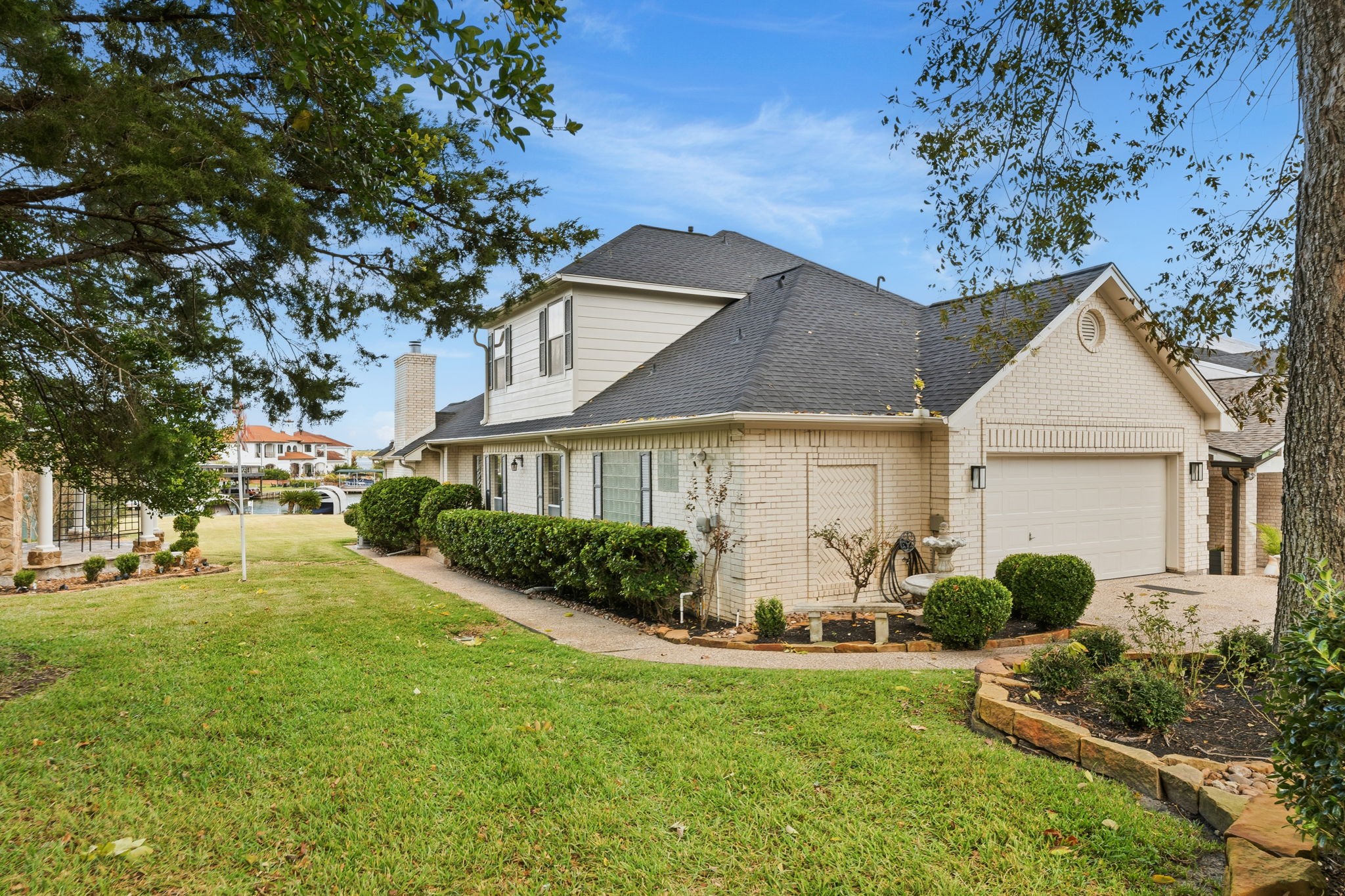106 Cove Point Montgomery, TX 77356 - Photo 28 of 48 a front view of a house with garden