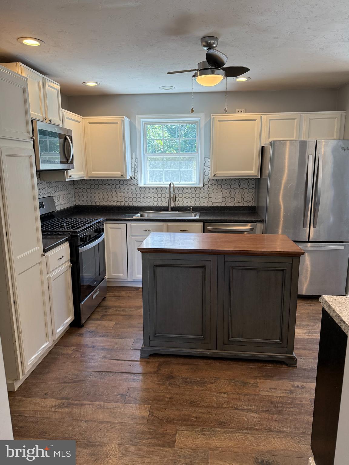 262 Breezewood Drive Hanover, PA 17331 - Photo 10 of 25 Kitchen