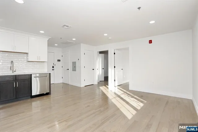 $3,300 | 160 Terrace Street, Unit 2H, Haworth, NJ 07641