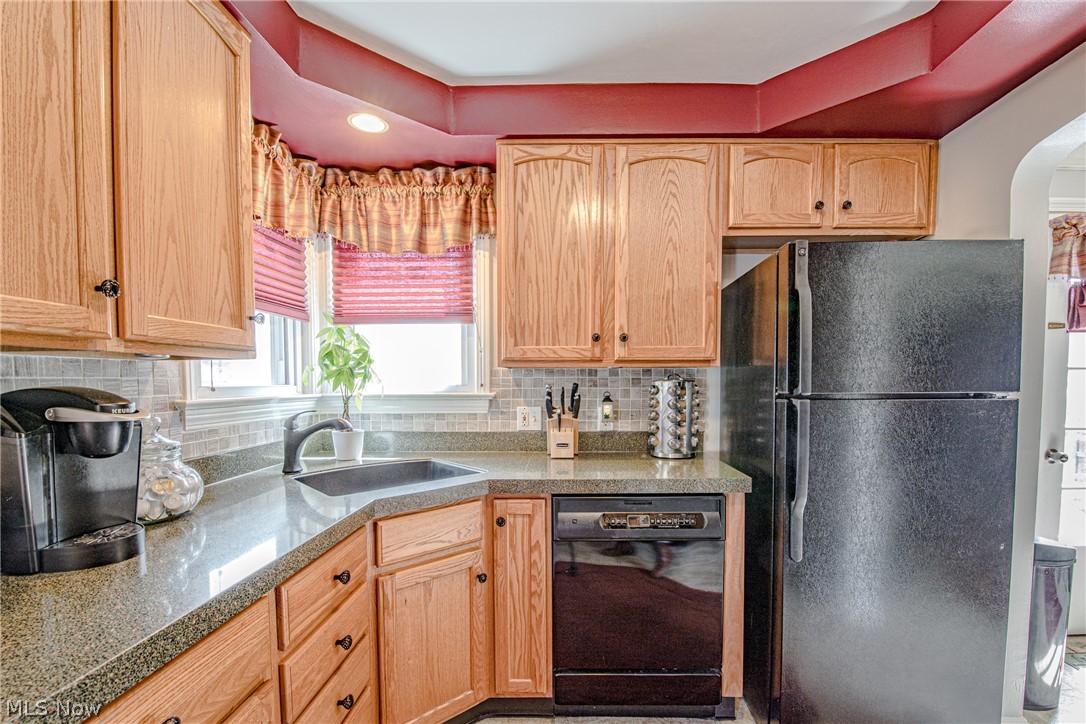 8115 Snow Road Parma, OH 44129 - Photo 7 of 25