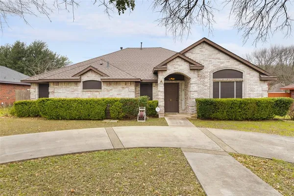 $305,000 | 801 South Parks Drive, DeSoto, TX 75115