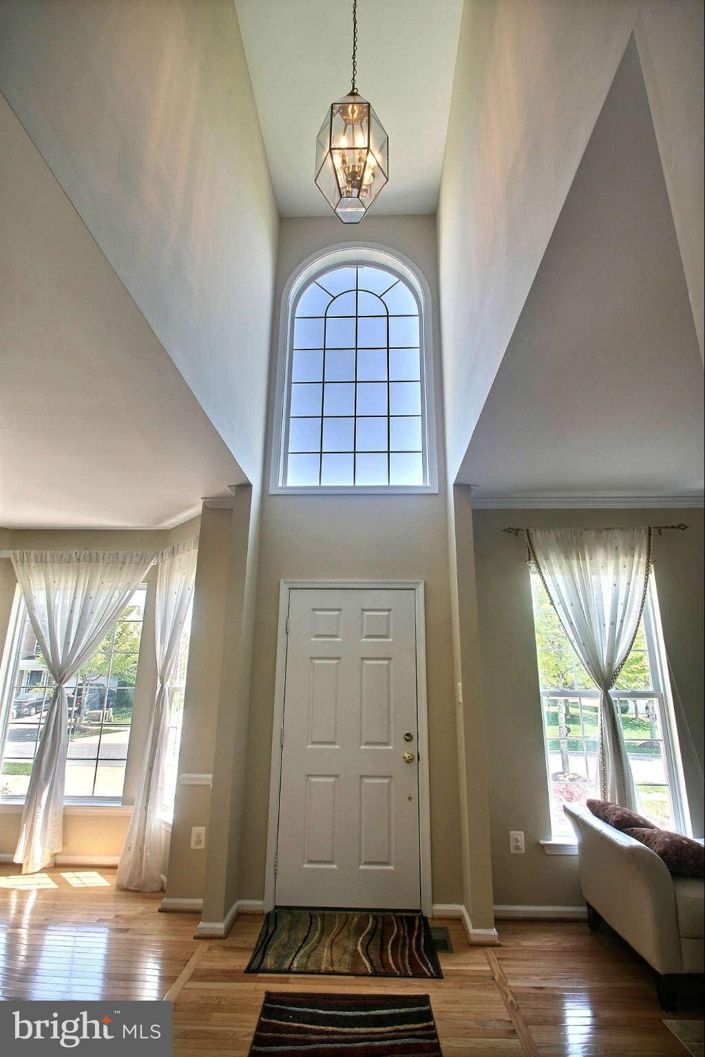 14010 Falconcrest Road Germantown, MD 20874 - Photo 3 of 30 Reverse view of foyer